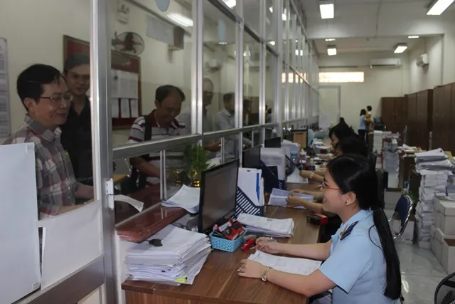Cán bộ hải quan TPHCM làm thủ tục hải quan cho người dân, doanh nghiệp