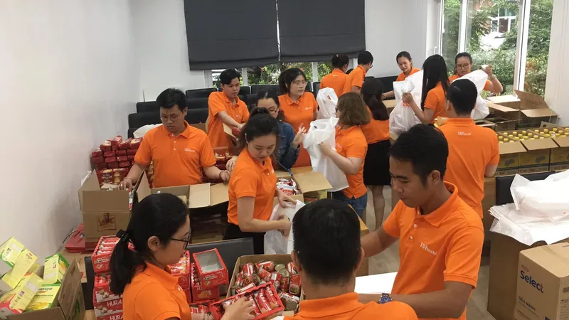 Trao tặng hàng ngàn phần quà cho trẻ em, người già neo đơn