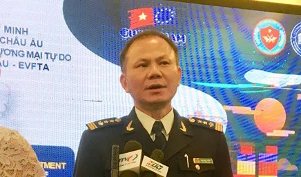 Cục trưởng Cục Hải quan TPHCM Đinh Ngọc Thắng trao đổi với báo chí tại hội nghị