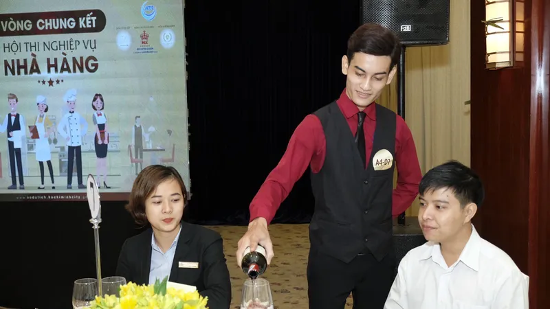 Thí sinh đang thực hiện phần thi nghiệp vụ nhà hàng, khách sạn