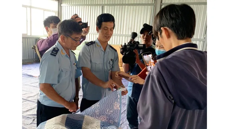 Trên 8.700 kiện hàng tồn ở cảng biển, sân bay chưa có người nhận