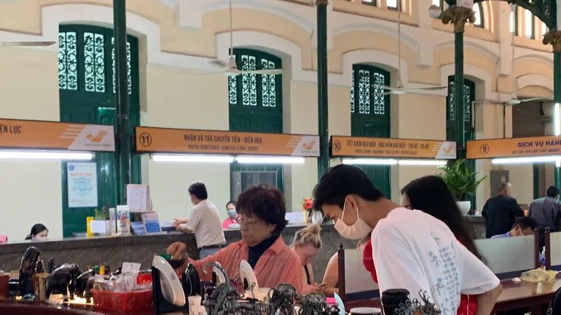 Du khách chụp hình lưu niệm tại Nha Trang