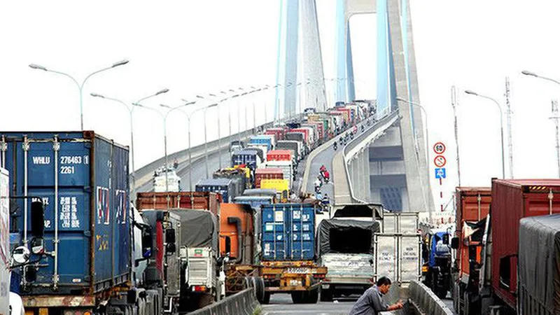 Giải tỏa ùn tắc ở cảng, giảm chi phí logistics