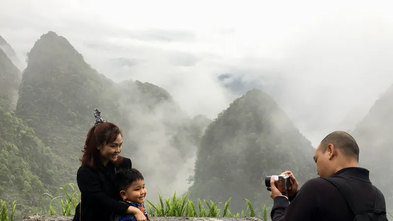Du khách TPHCM tham quan, chụp hình tại Quản Bạ - Hà Giang
