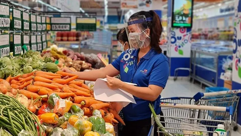 Nhân viên siêu thị Co.opmart "đi chợ" giùm khách hàng