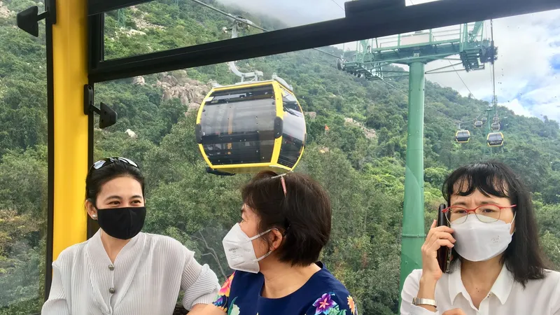 Du khách tham quan núi Bà Đen bằng cáp treo