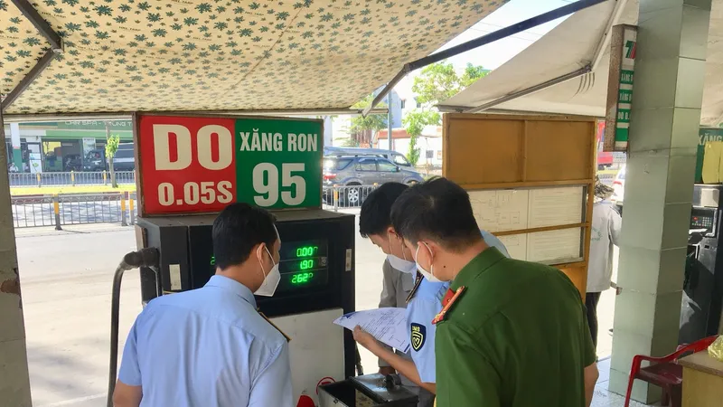 Quản lý thị trường TPHCM đồng loạt ra quân kiểm tra cửa hàng xăng dầu