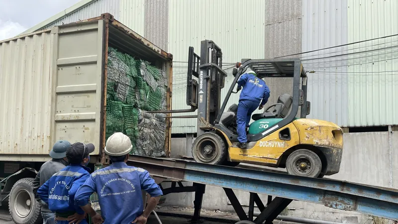 TPHCM bắt đầu tiêu hủy hàng trăm container phế liệu