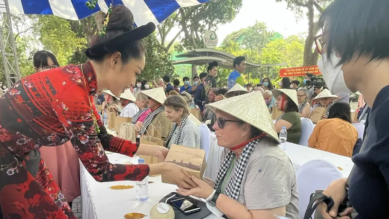 Xử lý nghiêm hướng dẫn viên dùng thẻ giả, xuyên tạc lịch sử