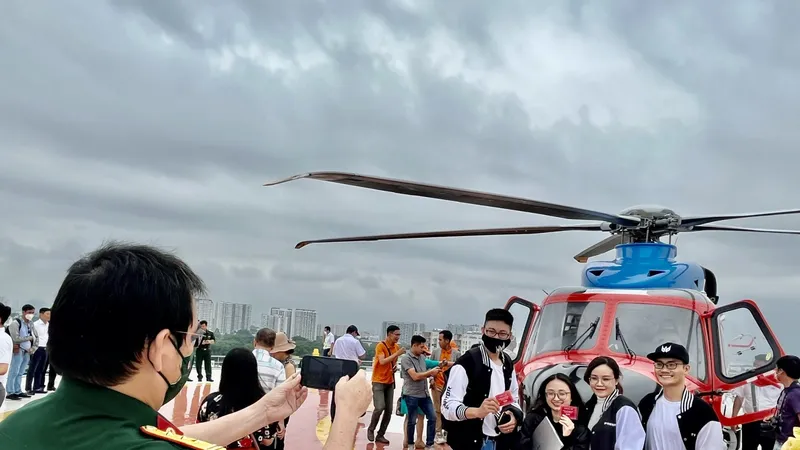 Du khách háo hức trải nghiệm tour trực thăng ngắm TPHCM
