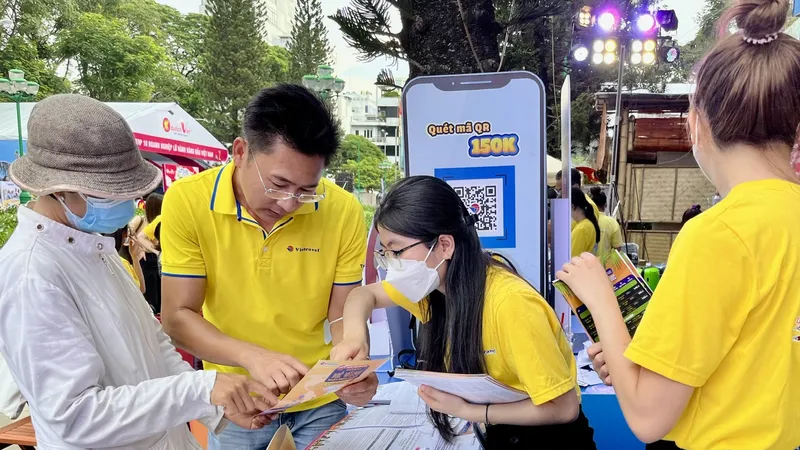 Người dân TPHCM tìm mua tour hè tại Ngày hội Du lịch TPHCM