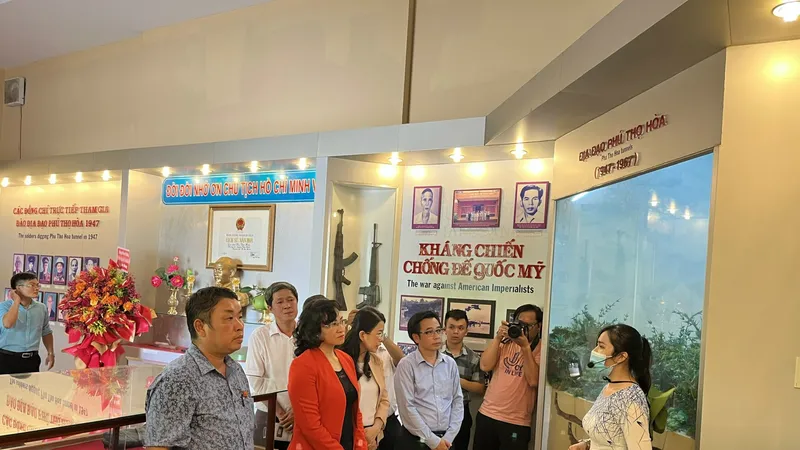 Phó Chủ tịch UBND TPHCM Phan Thị Thắng cùng đoàn tham quan tour "Tân Phú - Đi là nhớ"