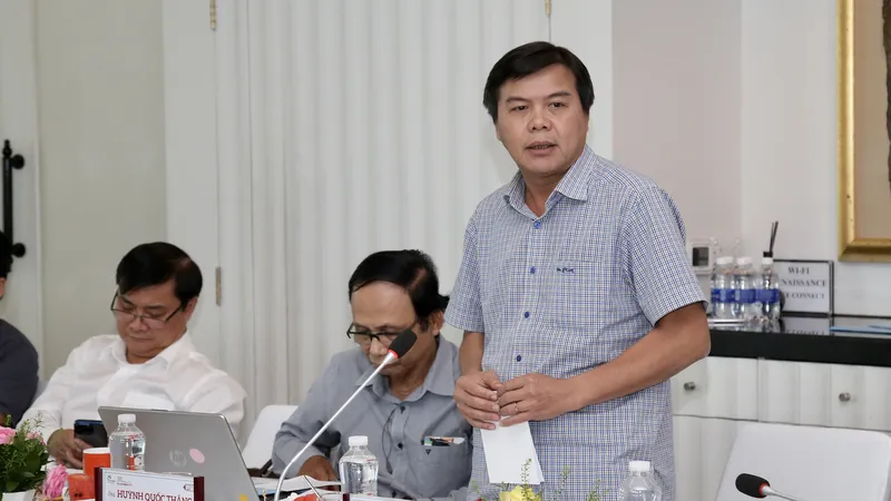 Tổng biên tập Tăng Hữu Phong đóng góp ý kiến tại chương trình gặp gỡ các tổng biên tập 