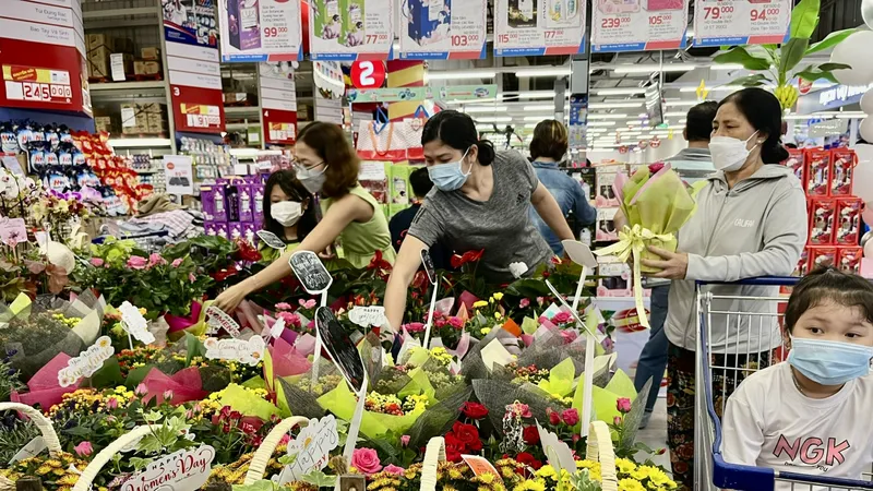 Khách chọn mua hoa tươi tối 19-10 