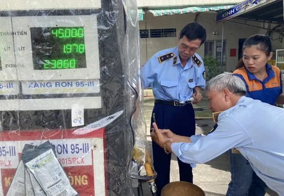 Quản lý thị trường kiểm tra một cây xăng tại quận Tân Phú, TPHCM