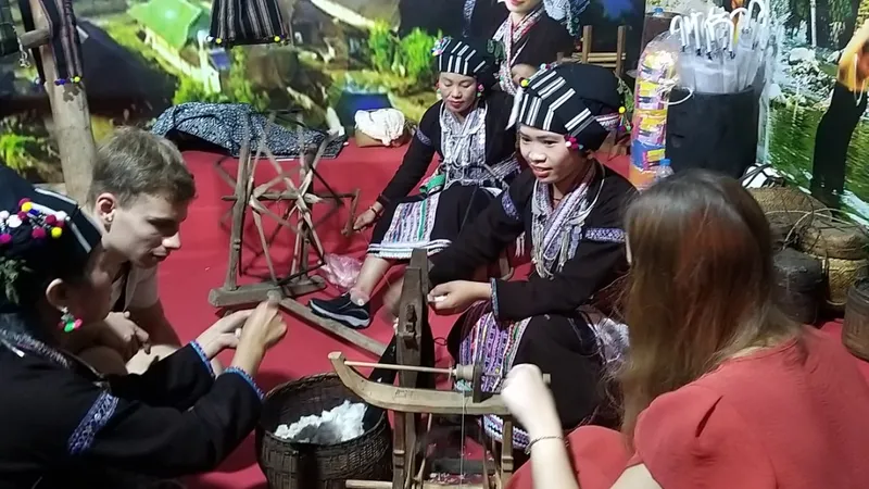 Khách tấp nập vui chơi, mua tour Tết 2023