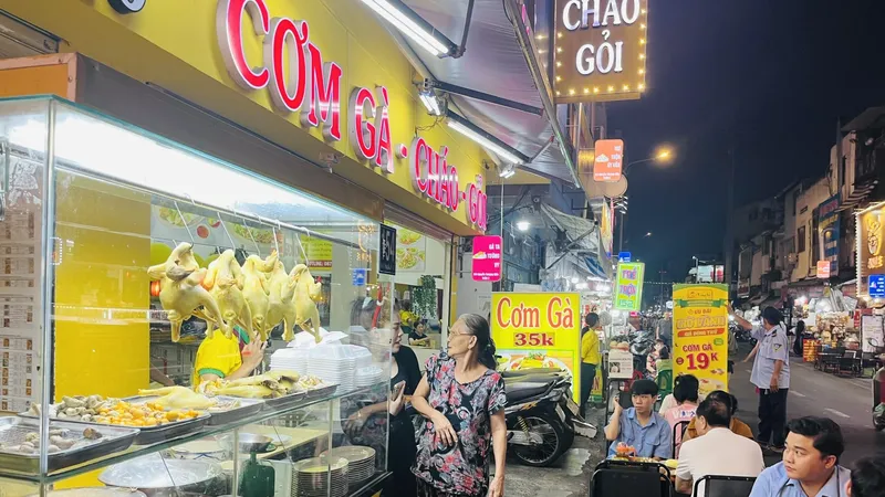 Khách thưởng thức cơm gà, cháo gà các loại tối 21-12 tại tuyến phố ẩm thực Nguyễn Thượng Hiền