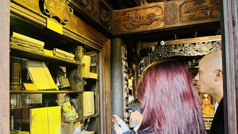 Khách tham quan Bảo tàng Fito trưa 30-12