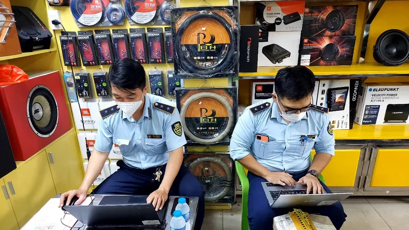 Quản lý thị trường lập biên bản xử lý vi phạm tại một cửa hàng trên đường An Dương Vương, quận 5, TPHCM