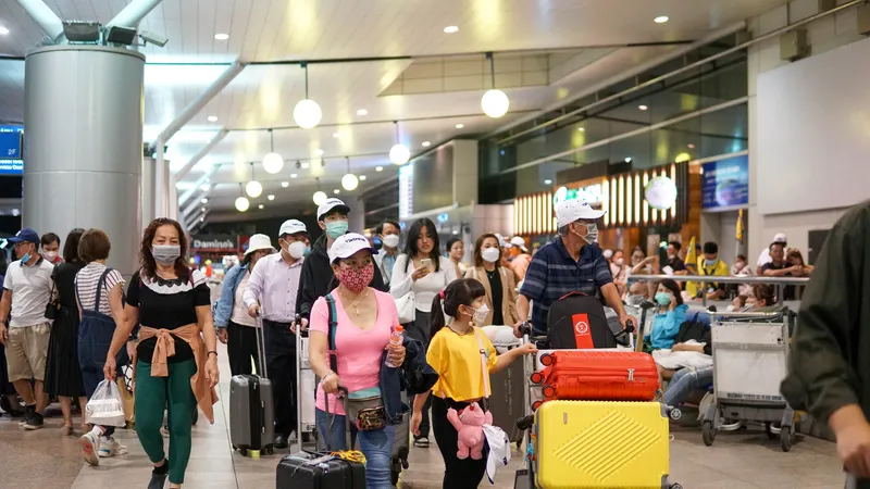 Khách tấp nập tại ga quốc tế sân bay Tân Sơn Nhất đầu Xuân Quý Mão để "xuất ngoại" du xuân