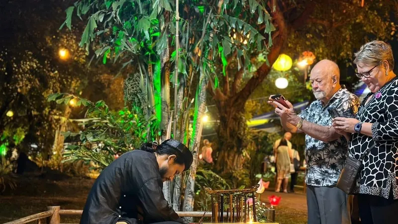 Khách quốc tế chụp hình cảnh ông đồ cho chữ tại Khu du lịch Văn Thánh