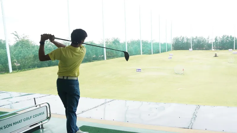 Khách được hướng dẫn các động tác đánh golf tại sân Golf Tân Sơn Nhất