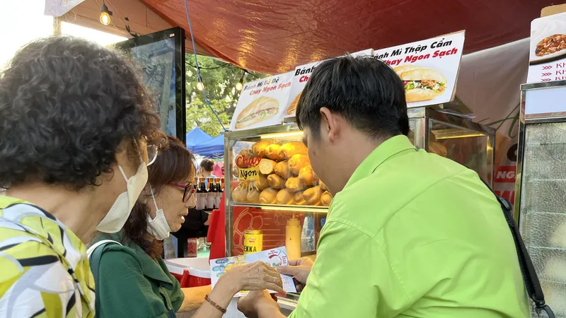 Khách tìm hiểu, mua bánh mì chay tại lễ hội