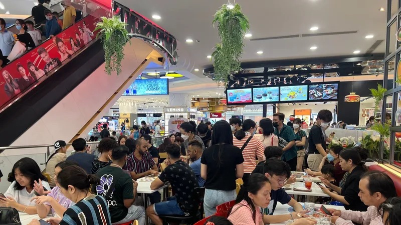 Khách ăn uống, vui chơi đông nghẹt tại một siêu thị ở TPHCM vào trưa 1-5