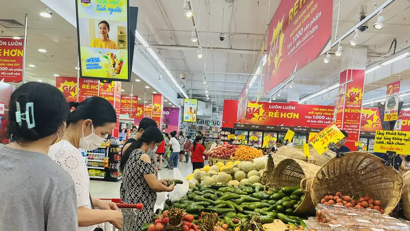 Khách mua trái cây các loại tại siêu thị Go! Gò Vấp