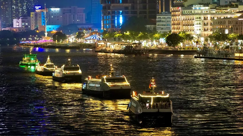 Sông Sài Gòn về đêm đẹp lung linh, thu hút du khách