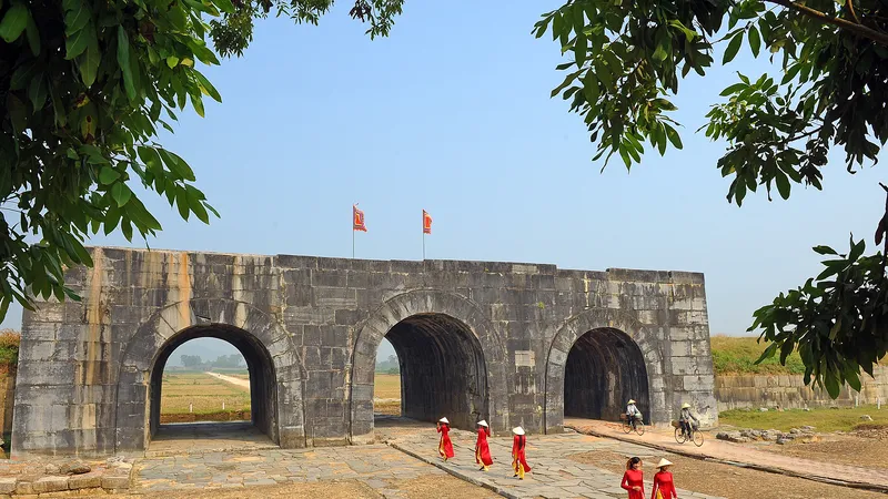 Du khách tham quan, chụp ảnh cùng Di sản Văn hóa Thế giới Thành nhà Hồ
