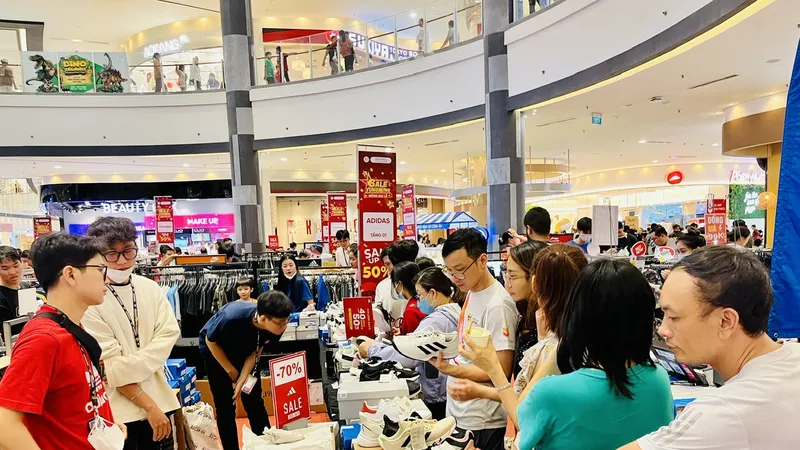 Khách săn hàng giảm giá từ 70-80% tại Aeon Mall Tân Phú nhân dịp nghỉ lễ Quốc khánh 