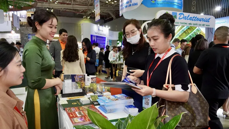Người mua, người bán tìm hiểu thông tin tại hội chợ . Ảnh: HOÀNG HÙNG