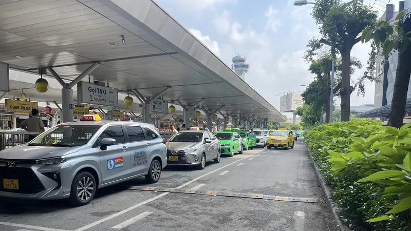 Taxi đón khách tại sân bay Tân Sơn Nhất. Ảnh: THANH HẢI