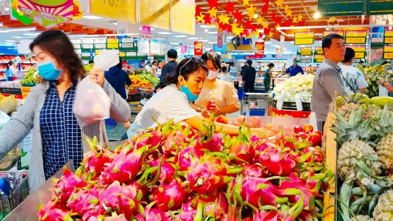 Khách hàng chọn mua thực phẩm, trái cây các loại tại siêu thị Co.opmart trên địa bàn TPHCM