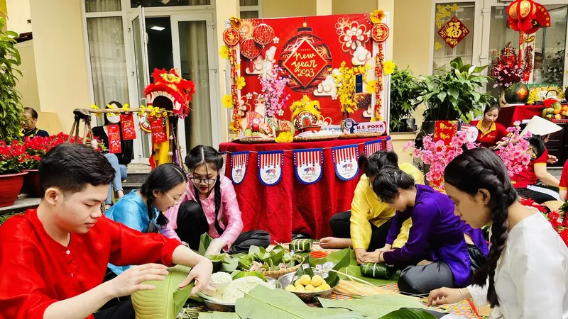 Các bạn trẻ tập gói bánh chưng tại Trường Du lịch và Khách sạn Saigontourist
