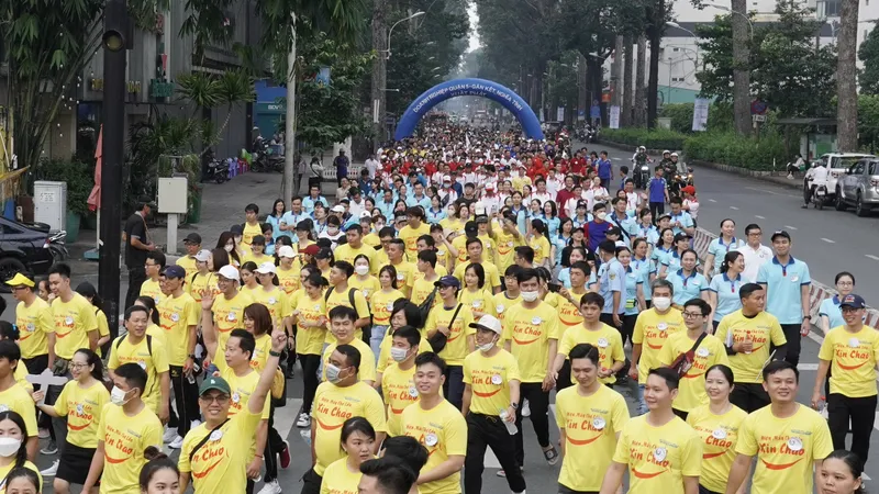 Hàng ngàn người hào hứng đi bộ đồng hành gây quỹ trên địa bàn quận 5. Ảnh: HOÀNG HÙNG