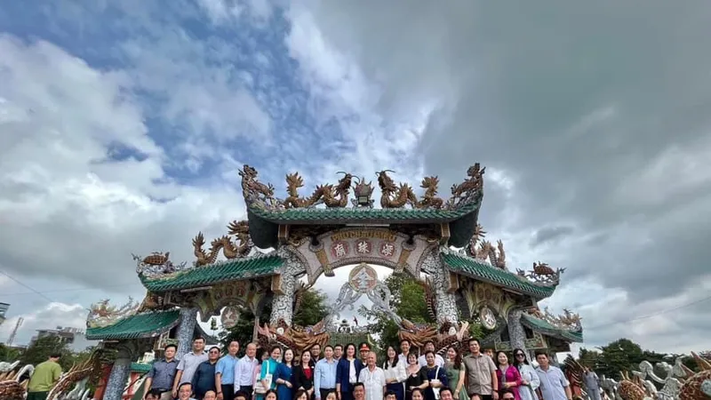 Khách tham quan Phù Châu Miếu tại quận Gò Vấp, TPHCM do TSTtourist tổ chức