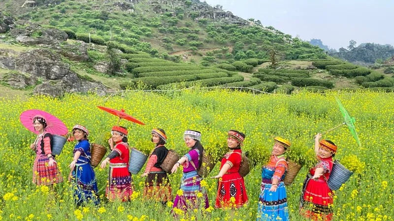 Khách trải nghiệm du lịch tại Điện Biên