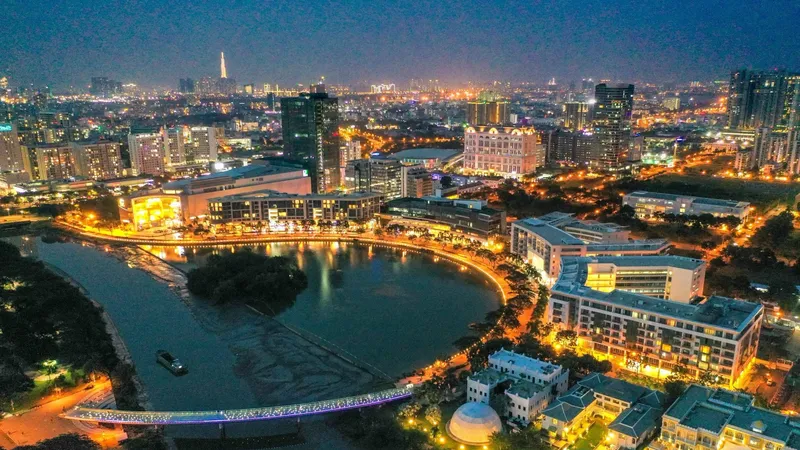 Một góc quận 7 về đêm. Ảnh: HOÀNG HÙNG