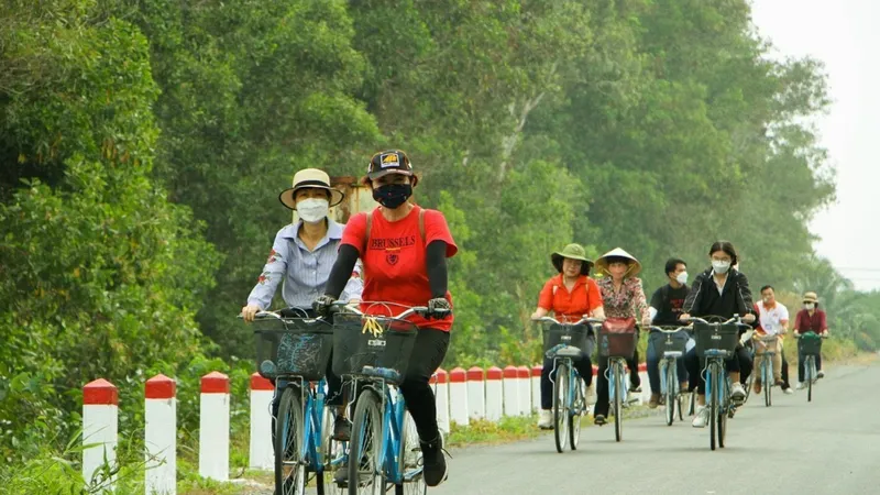 Khách trải nghiệm đạp xe tại Bình Chánh