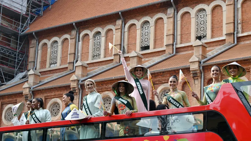 Các thí sinh cuộc thi Miss Earth tham gia đồng hành cùng Tuần lễ Du lịch TPHCM. Ảnh: QUỐC THANH
