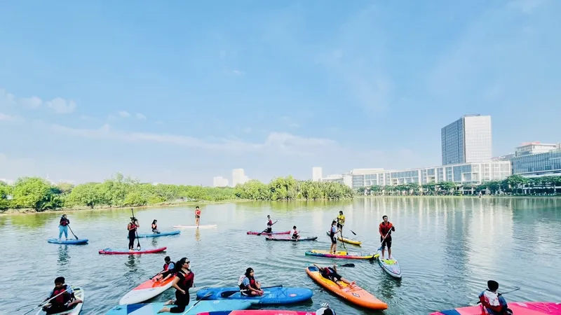 Du khách trải nghiệm chèo SUP tại quận 7