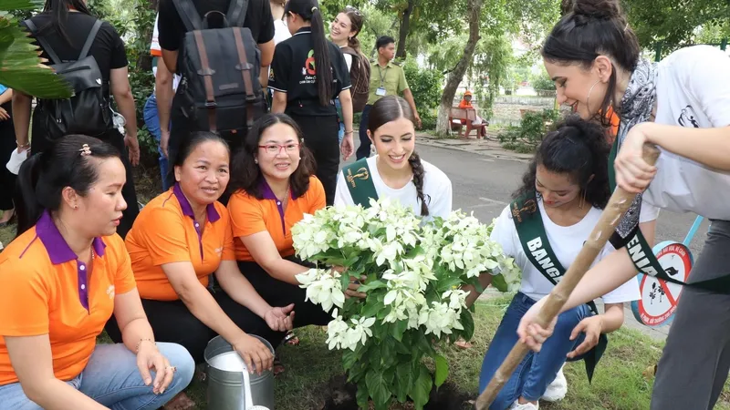 Thí sinh dự thi chung kết Miss Earth 2023 trồng cây xanh tại quận 10