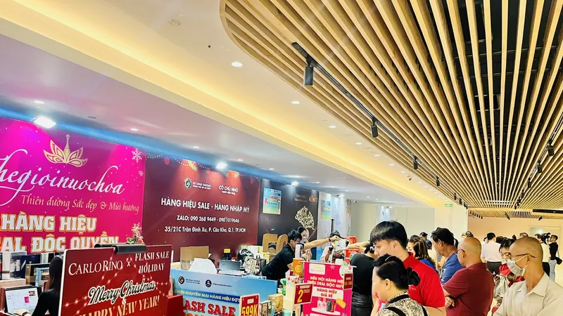 Người tiêu dùng săn hàng giảm giá trưa 15-12