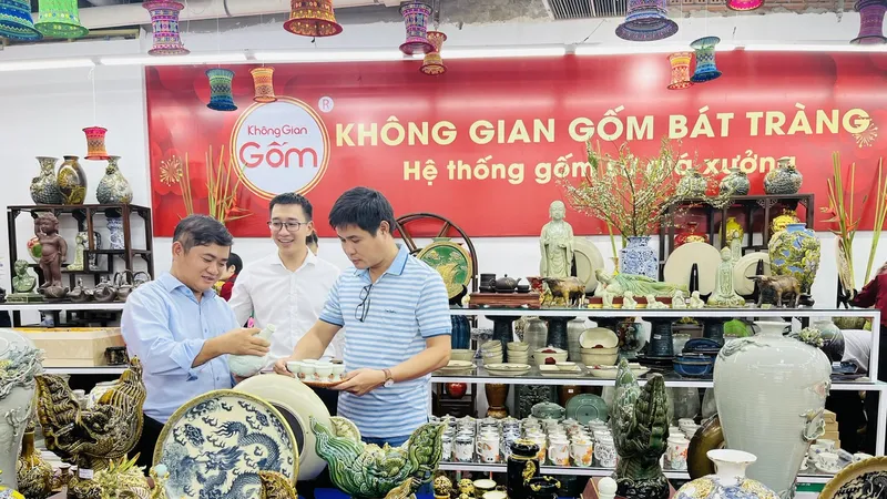 Khách chọn mua gốm sứ các loại để trang trí, sử dụng vào dịp Tết Nguyên đán 2024