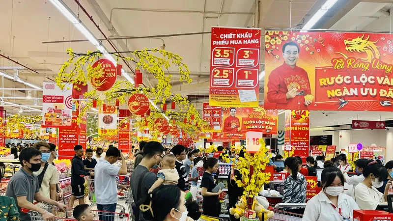 Người tiêu dùng TPHCM xếp hàng đợi thanh toán tiền tại một siêu thị vào cuối tháng 1-2024