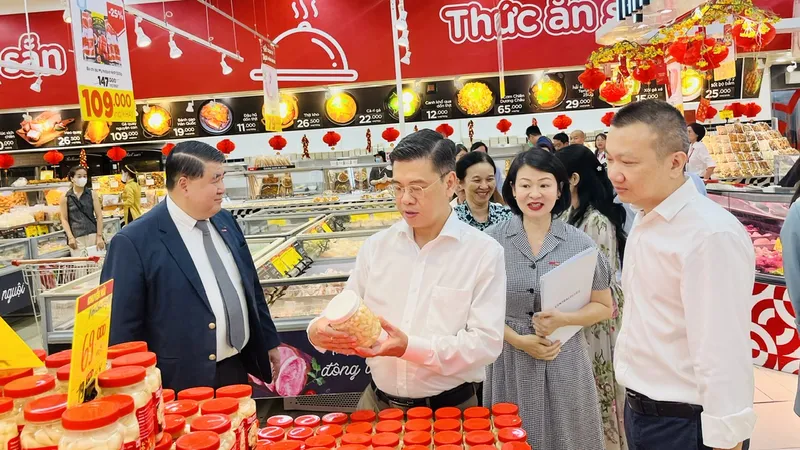 Đoàn khảo sát các mặt hàng đặc sản Tết Nguyên đán, chiều 1-2