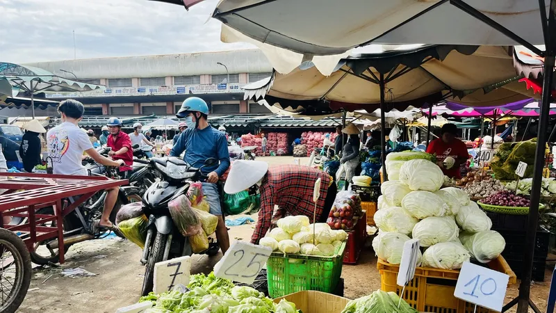 Người dân tấp nập mua rau củ quả các loại tại chợ đầu mối trên địa bàn TPHCM dịp cận Tết Giáp Thìn