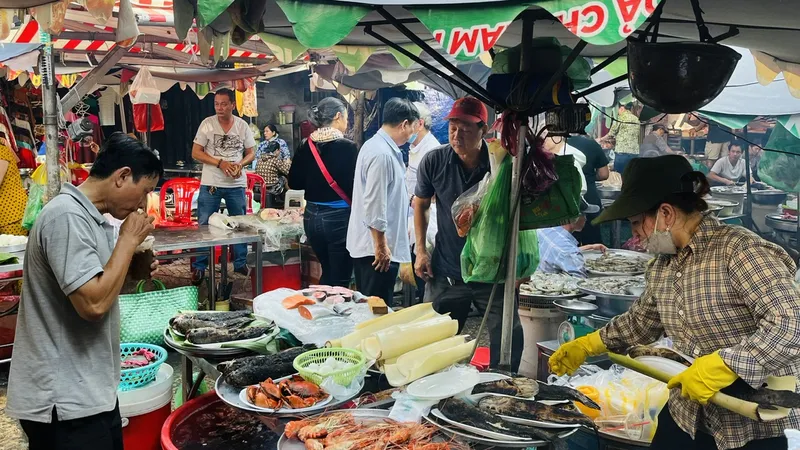 Đồ cúng, hoa tươi “hút khách” ngày vía Thần Tài